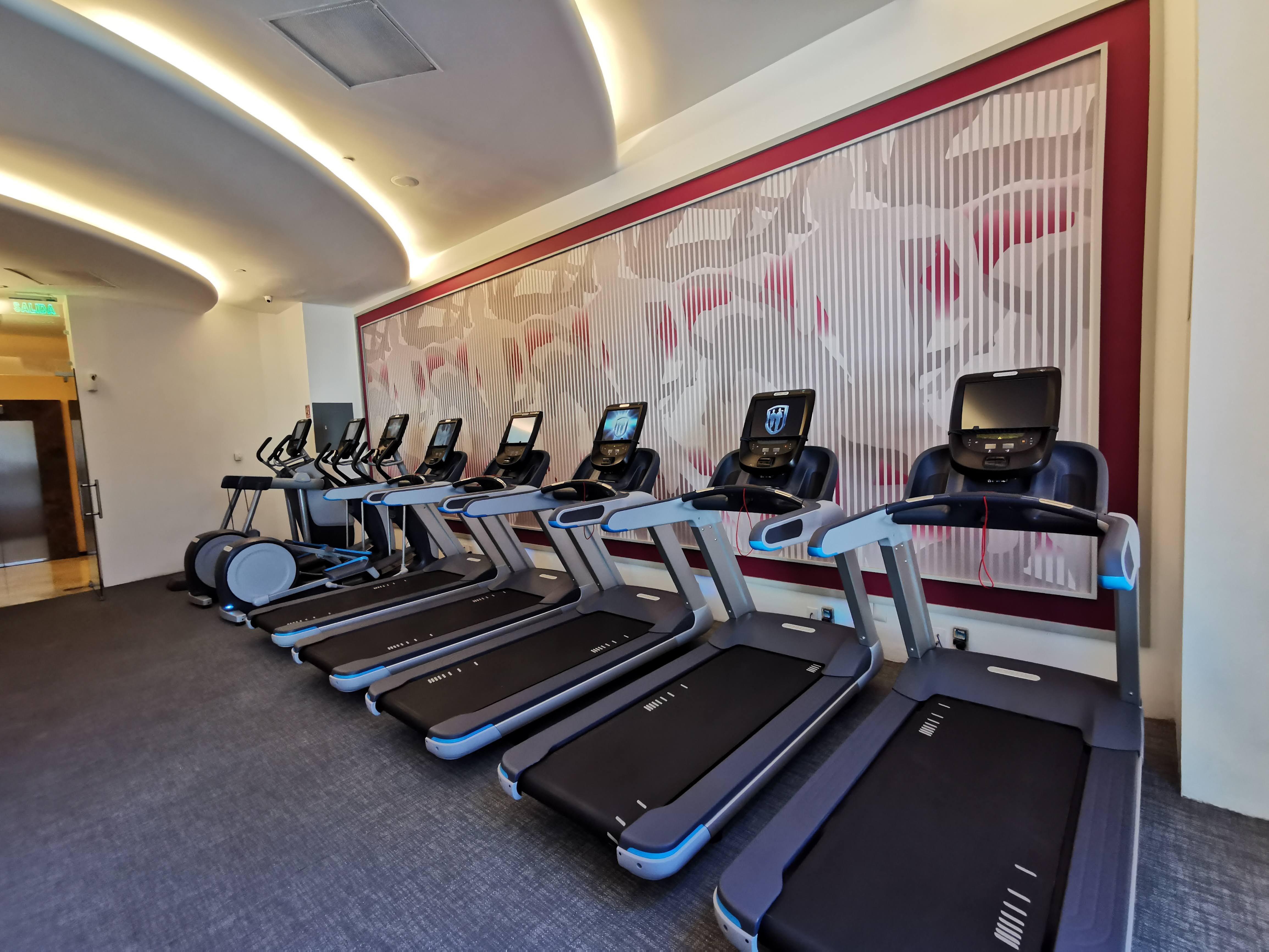 Belair Unique Mexico City Wtc, Trademark By Wyndham Exterior photo A row of treadmills